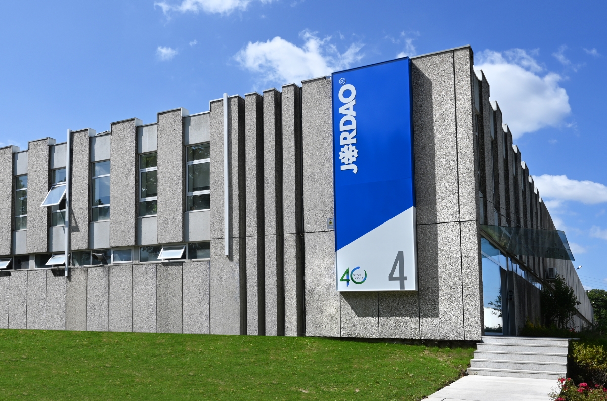 Estamos agora do outro lado da rua!