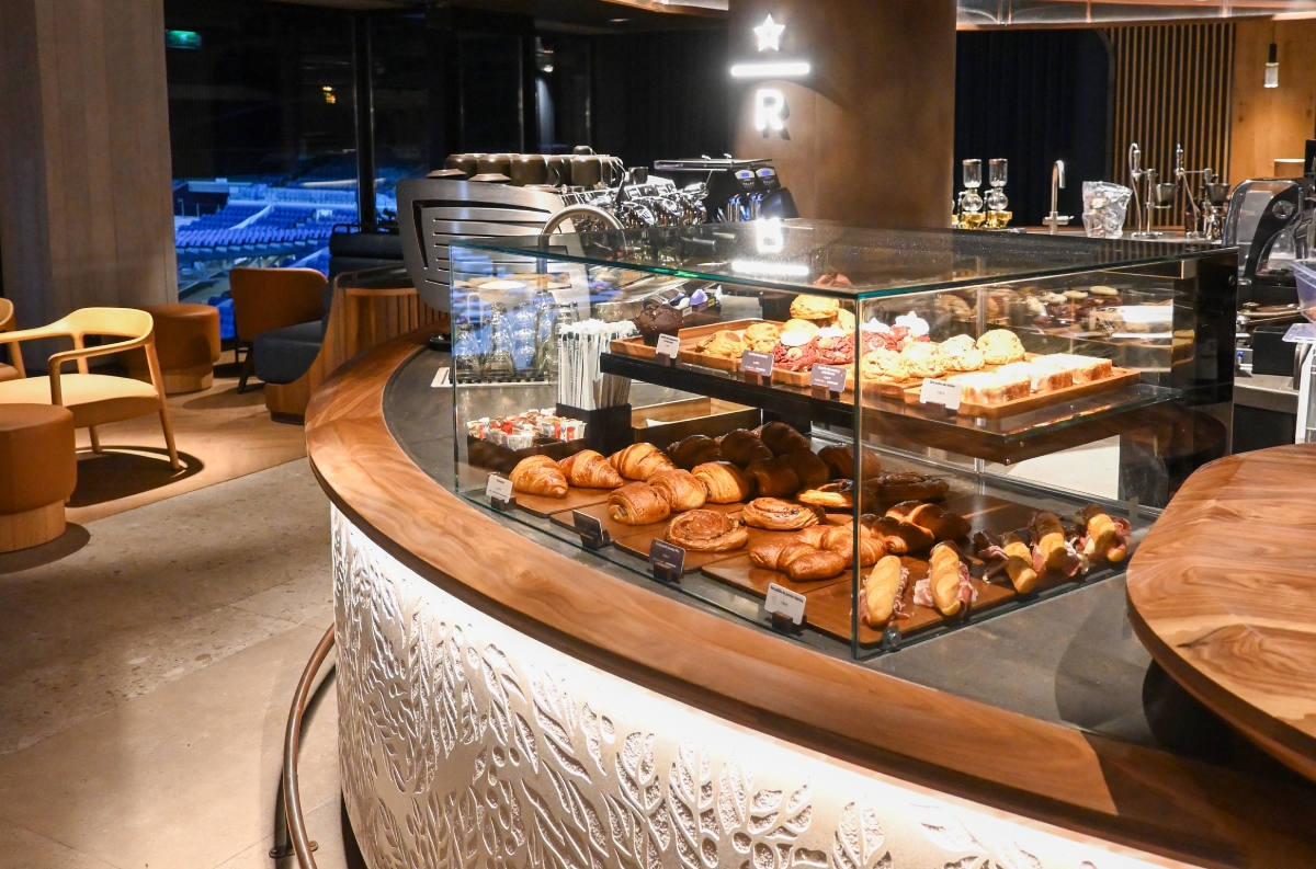 Vitrina FRESCO da JORDAO no Starbucks do Santiago de Bernabeu.