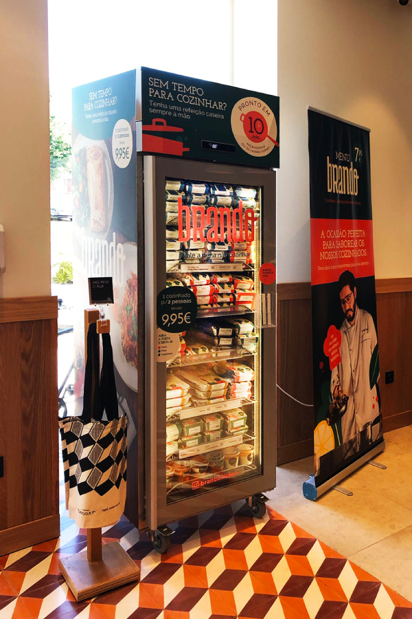 Arm&aacute;rio para conserva&ccedil;&atilde;o de congelados NEXT com porta de vidro frontal para autosservi&ccedil;o de refei&ccedil;&otilde;es prontas.